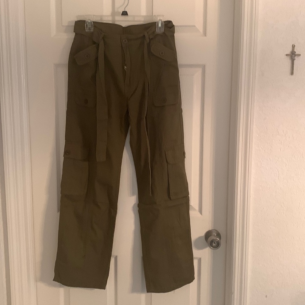 Baggy pants with belt. 8 pockets